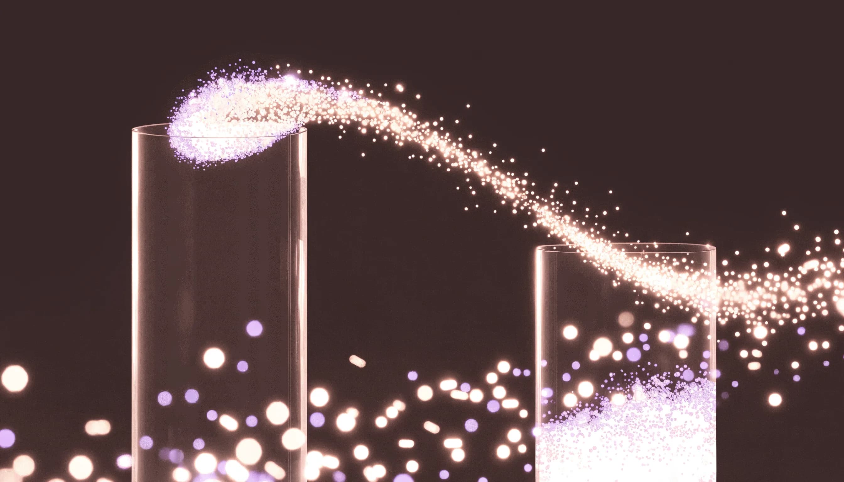 Dos recipientes cilíndricos transparentes sobre una superficie marrón oscura, con un arco de luces violeta y crema entre ellos.